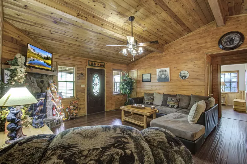 Located close to Metcalf Bottoms picnic area, Bear Retreat is a delightful retreat for families. Budget friendly cabin rentals in the Smokies.